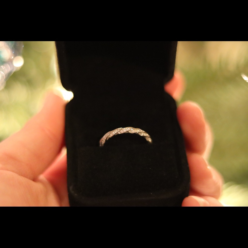 14KT White Gold “Artcarved” Diamond Twist size 7.5